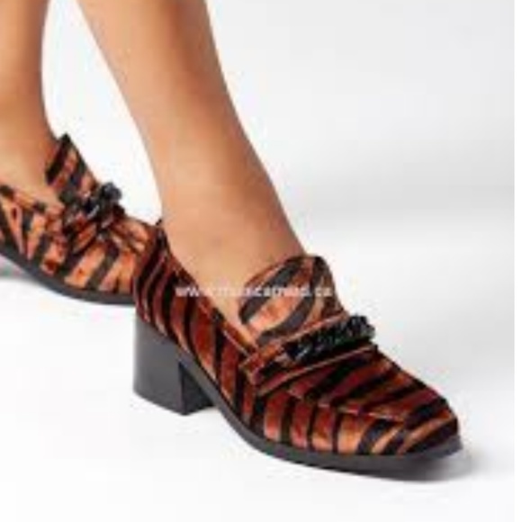 Anthropologie Shoes - NIB Gucci style chain tiger print preppy loafer 9